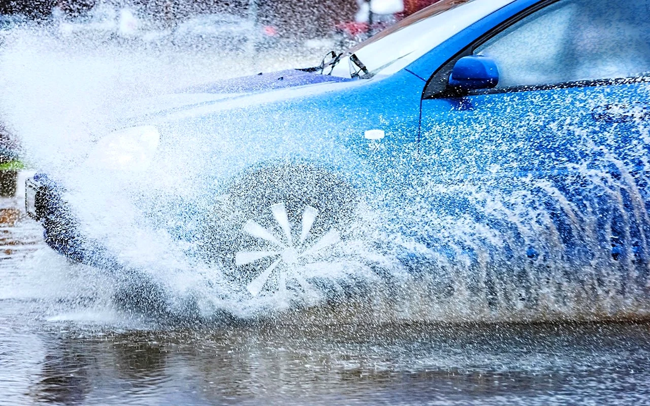 Автомобиль вода брызги