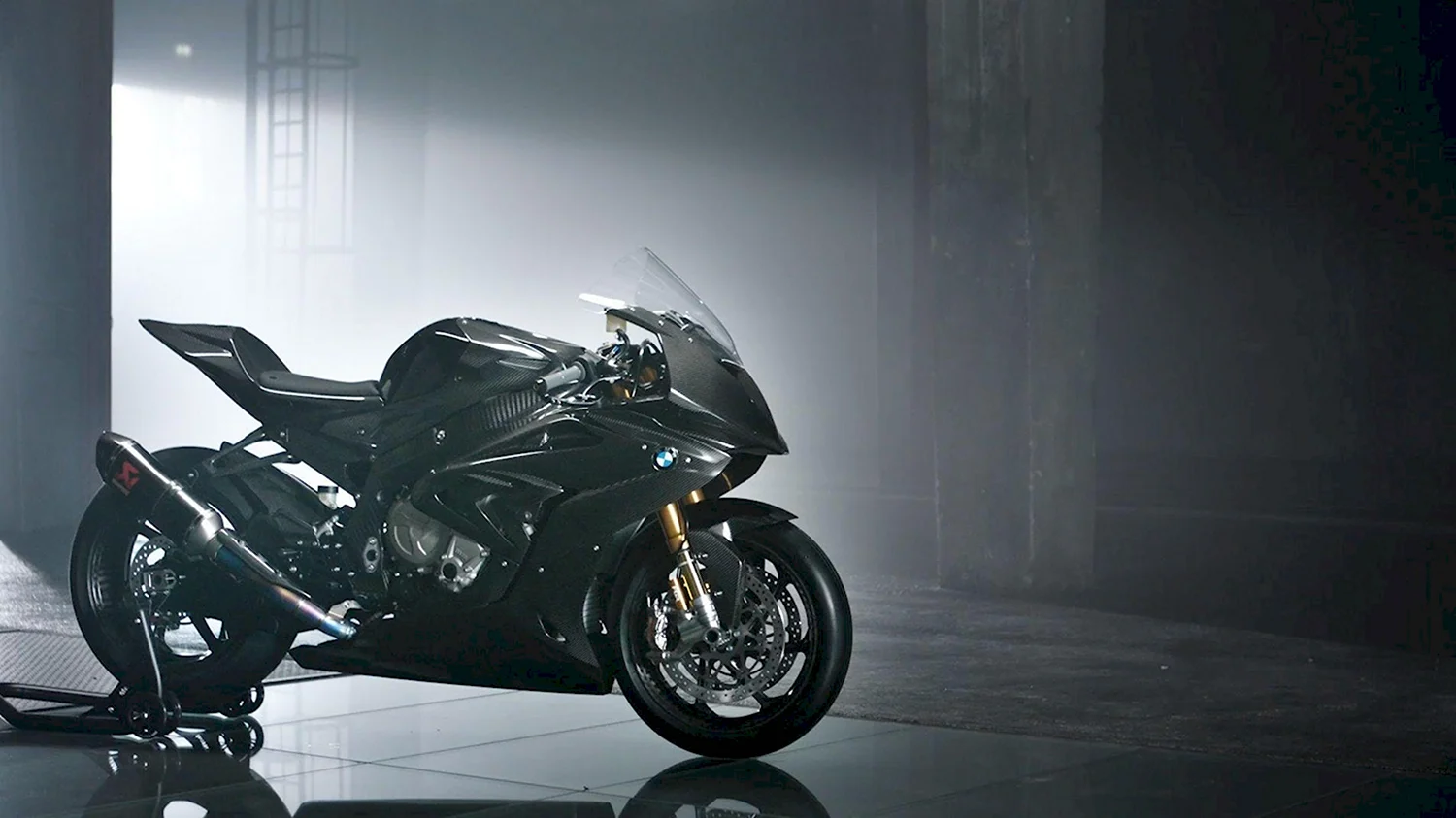 Черный мотоцикл BMW hp3