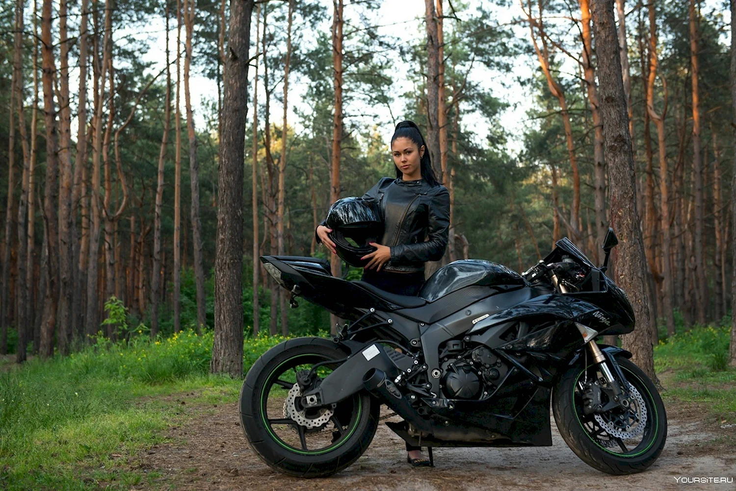 Девушка на мотоцикле в лесу