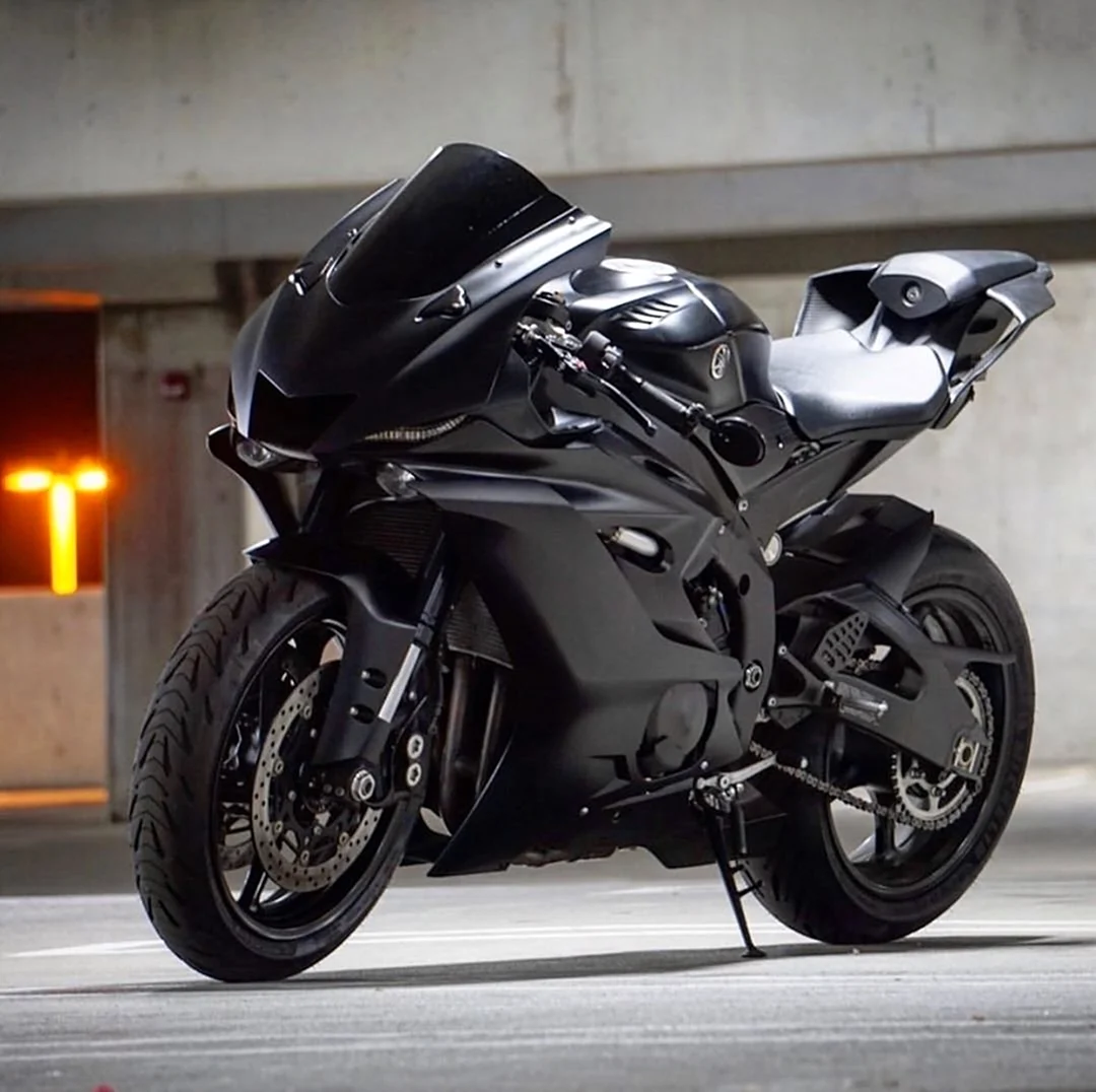 Мотоцикл черного цвета
