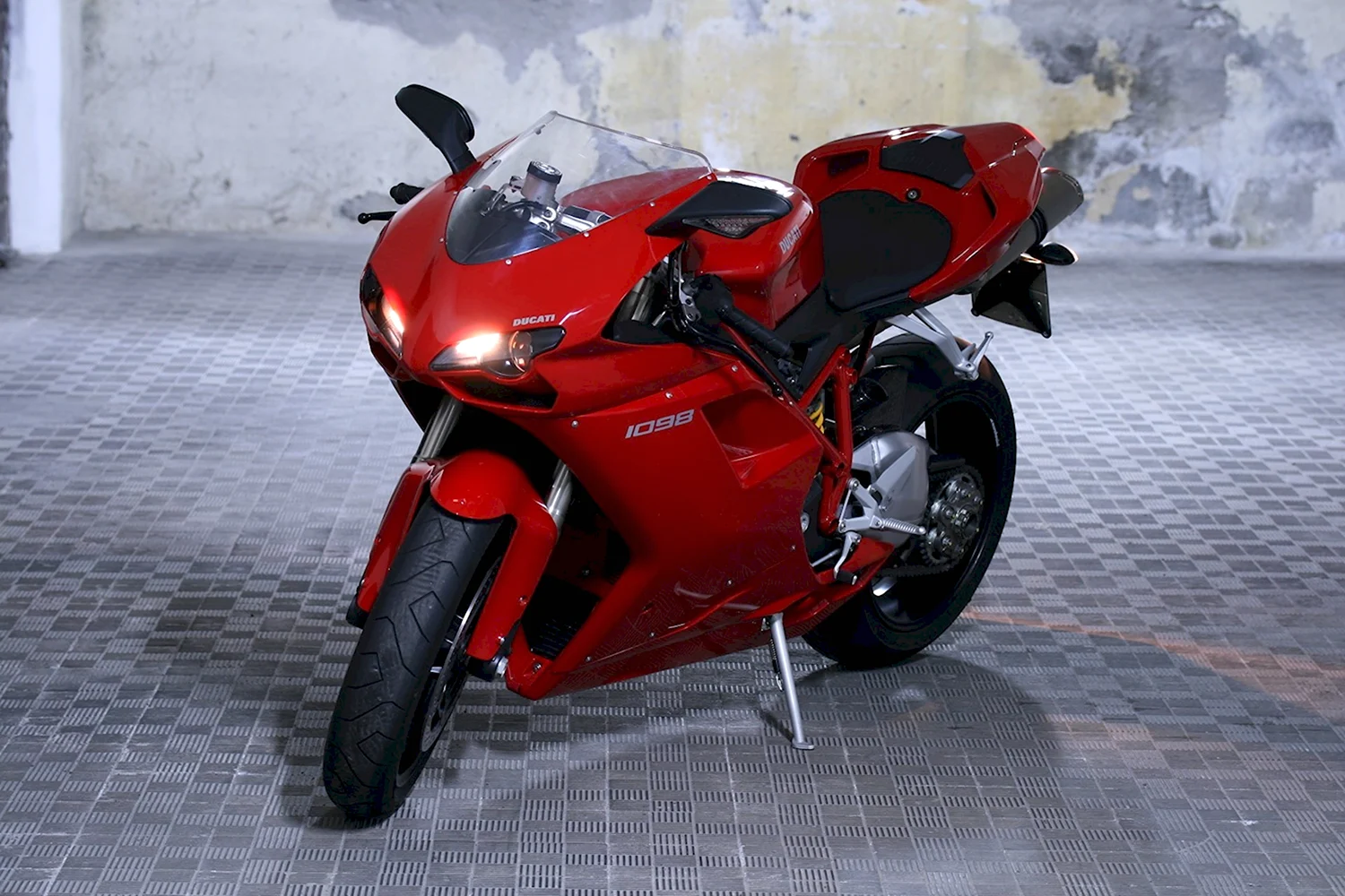Мотоцикл Дукати красный