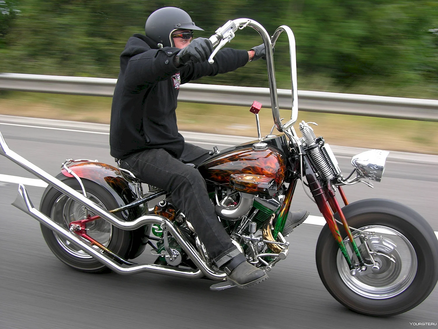 Мотоцикл Харлей Дэвидсон с высоким рулем