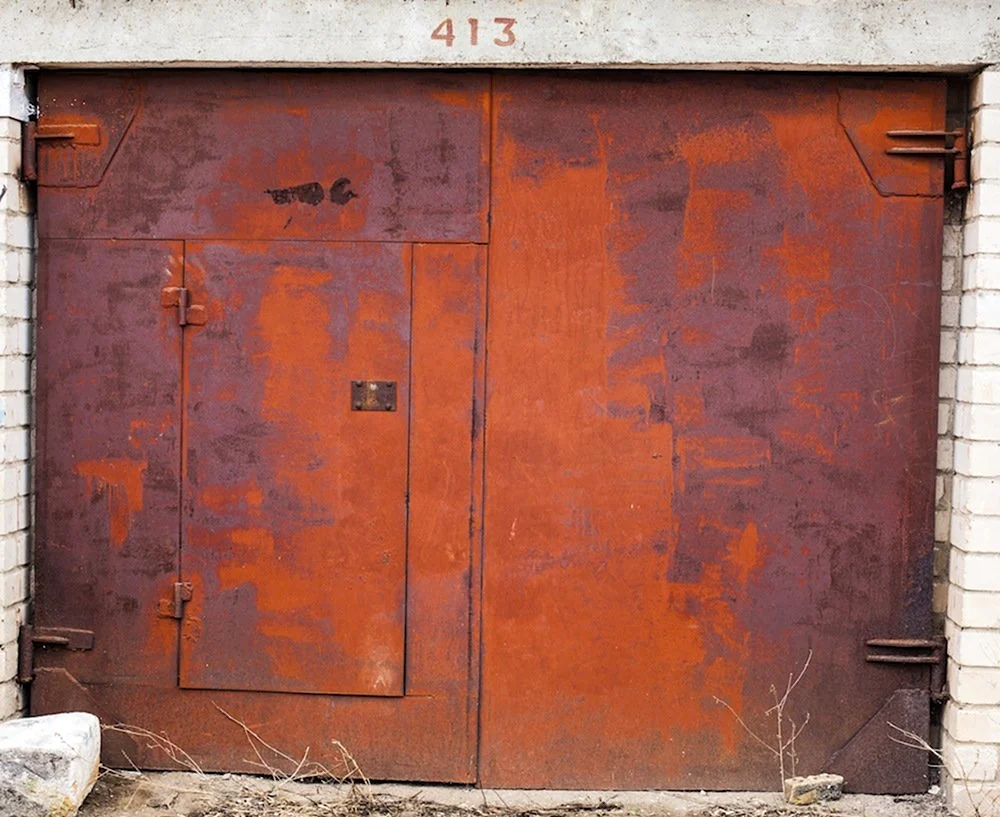 Открывай ворота гаража. Ржавые ворота. Ржавая железная дверь. Дверь старого гаража. Ржавые гаражные ворота.